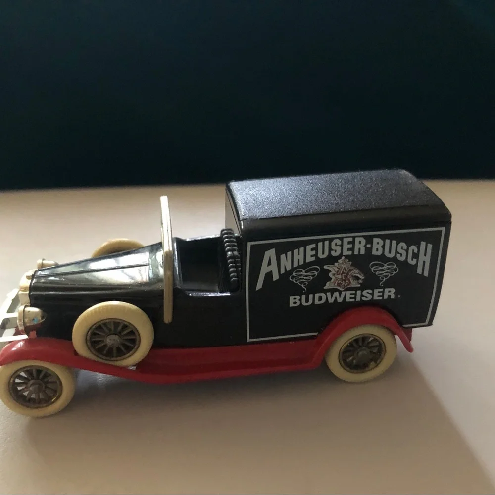 Budweiser Vintage Style Die-Cast Delivery Truck - Red & Cream 1979 Bundle 3
